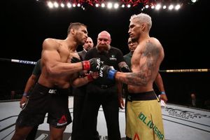 SEJARAH HARI INI - Kemenangan Kuncian Ke-14 Charles Oliveira di Ajang Pertama UFC Tanpa Penonton Gara-gara COVID-19