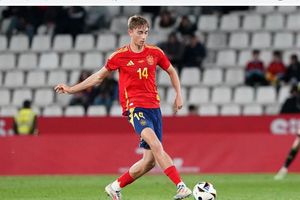 Bek Barcelona Cedera, Rekan Setim Putra Patrick Kluivert Ditunjuk sebagai Pengganti di Timnas Spanyol