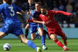 Hasil Liga Inggris - Mo Salah Main Karambol, Gol Larut Trent Bawa Liverpool Selangkah Menuju Gelar dan Kirim Leicester Degradasi
