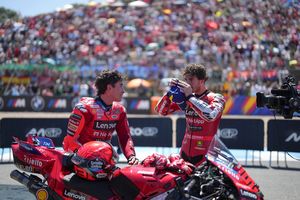 Pembelaan Lorenzo untuk Francesco Bagnaia yang Senasib Jadi Kelinci Percobaan Marc Marquez