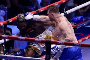 Hasil Tinju Dunia - Kembali Makan Korban Lawan Tak Terkalahkan, Canelo Alvarez Jadi Juara Dunia Sejati Lagi 