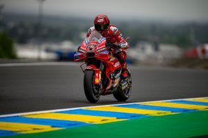 Hasil Sprint Race MotoGP Inggris 2025 - Alex Marquez Kantongi Kakaknya, Bagnaia Lakoni Derbi Murid Valentino Rossi