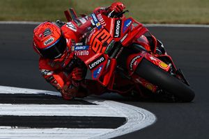 MotoGP Inggris 2025 - Jadi Sedikit Pasrah, Respons Marc Marquez setelah di Belakang 2 Yamaha