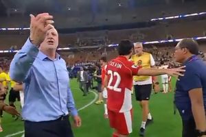 Tak Cukup Dilempari Botol Suporter Timnas Indonesia, Kontroversi Wasit China Bikin Sumardji Mengamuk