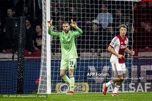 Maarten Paes Dicueki Rekan Setimnya usai Jadi Pahlawan Ajax, Ini Kata Kiper Timnas Indonesia
