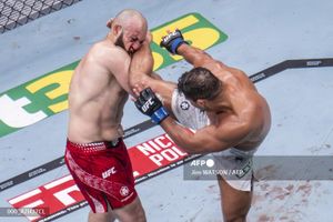 Hasil UFC 327 - Carlos Ulberg Rebut Sabuk Kelas Berat Ringan usai Bikin KO Jiri Prochazka dalam Satu Ronde