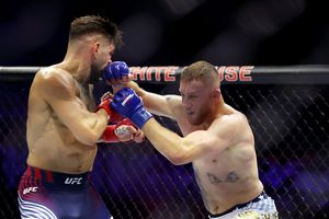 Hasil UFC Freedom 250 - Ilia Topuria Tak Mampu Lanjutkan Duel, Justin Gaethje Raja Baru Kelas Ringan