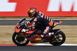 Jarak dengan Veda Makin Kecil, Kesalahan Brian Uriarte di Moto3 Inggris 2026 Disorot Bos KTM Ajo