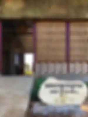 Bahan utama gedung dibangun dari batu bata, namun dindingnya terbuat dari singkong dan plester pasir.