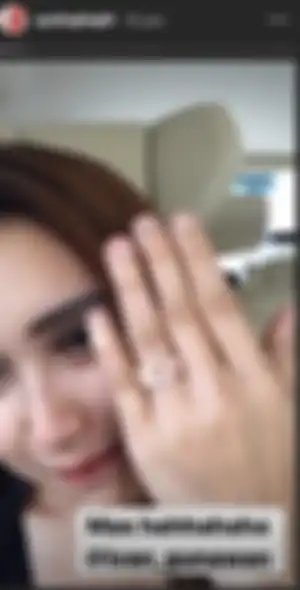 Ayu Ting Ting pamer cincin pemberian Ivan Gunawan