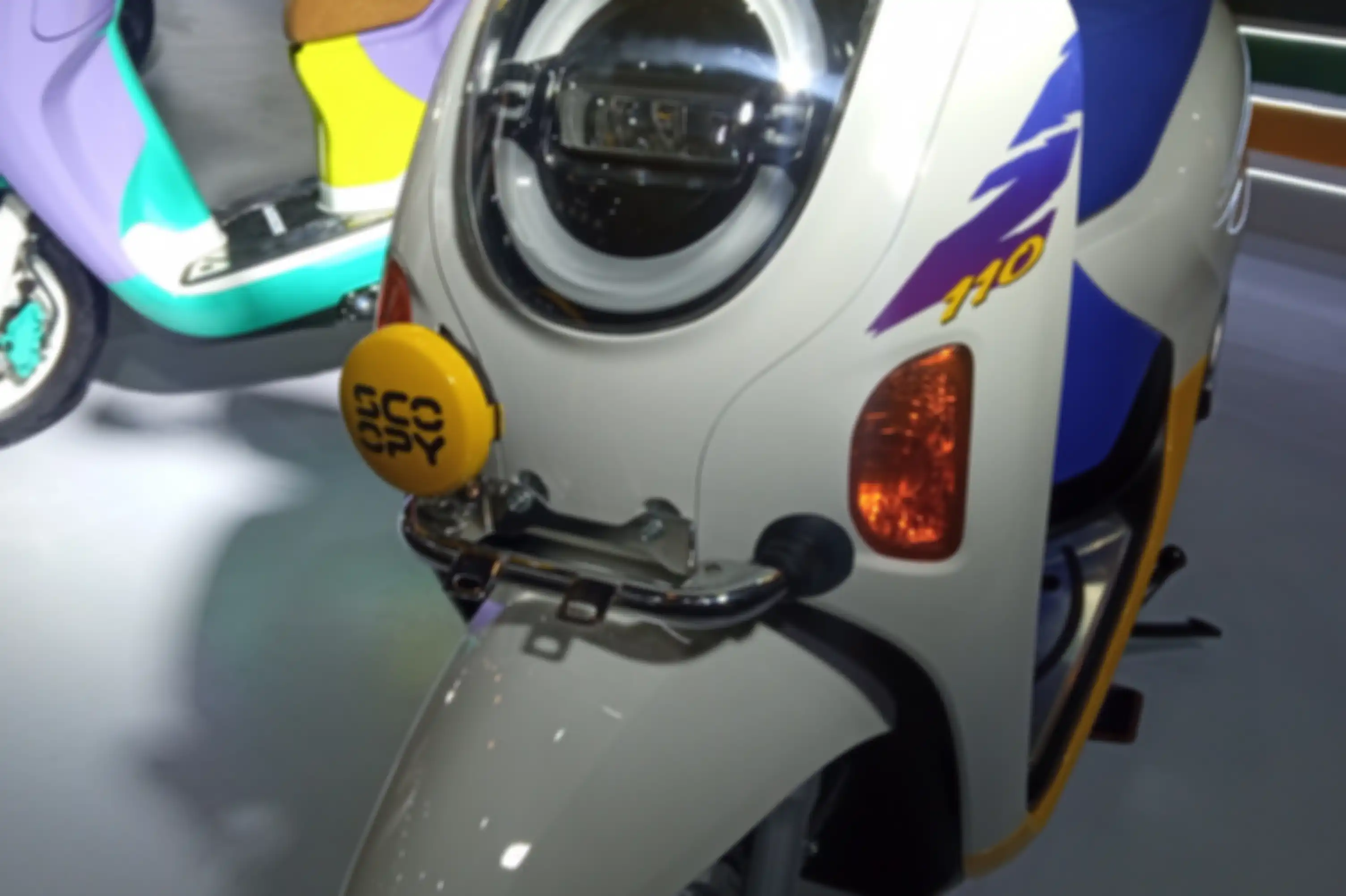 Body depan dipasang bull bar dengan satu fog lamp. 