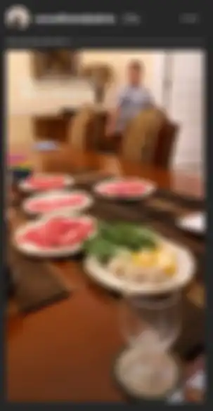 Nia makan shabu-shabu di rumah mewahnya