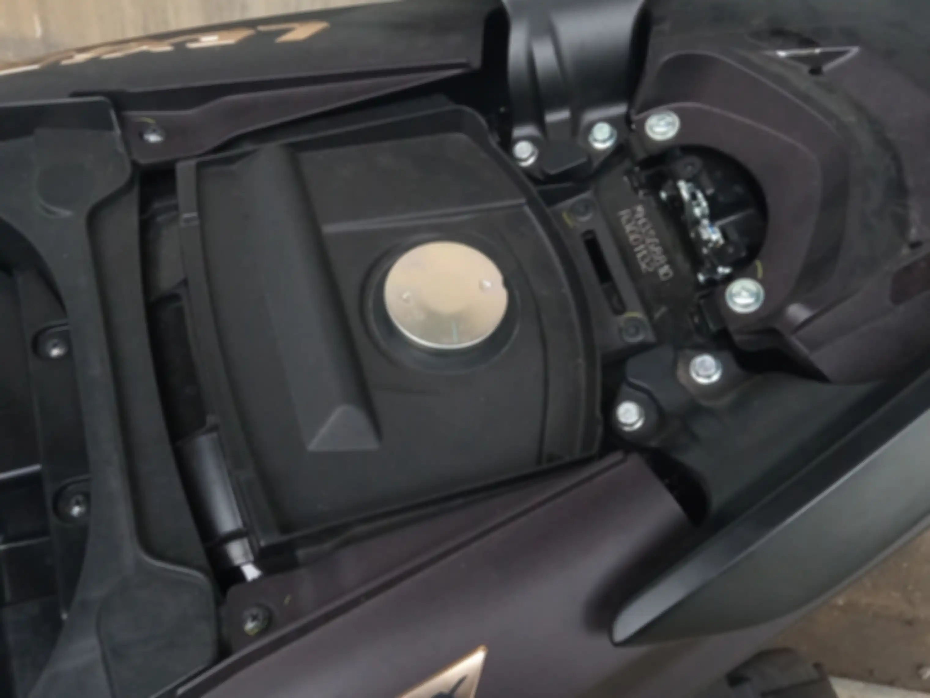 Yamaha LEXi LX 155 Connected/ABS memiliki kapasitas tangki bensin 4,2 liter.