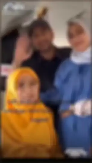 Raffi Ahmad bersama dengan keluarga Mimi Bayuh