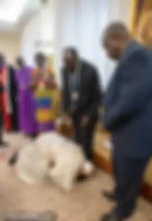 Paus Fransiskus lakukan aksi cium kaki pada pemimpin Sudan demi menyerukan perdamaian perang saudara negara tersebut