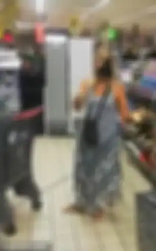 Wanita ini memilih melepas celana dalam dan mengenakannya sebagai masker setelah diancam akan dikeluarkan dari supermarket. 
