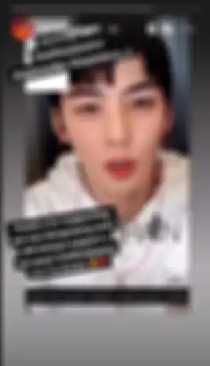 Ayu Ting Ting diberi semangat oleh Cha Eun Woo, salah satu personel Boyband asal Korea Selatan Astro. 