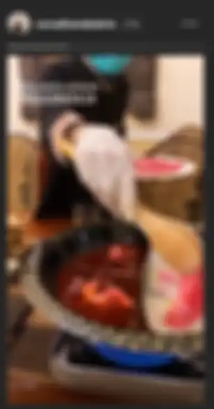 Nia makan shabu-shabu di rumah mewahnya