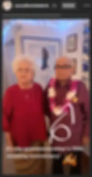 Nenek Nia Ramadhani bersama dengan saudara laki-lakinya
