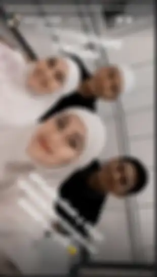 Ayu Ting Ting, Adit Jayusman dan Umi Kalsum Salat Bareng 