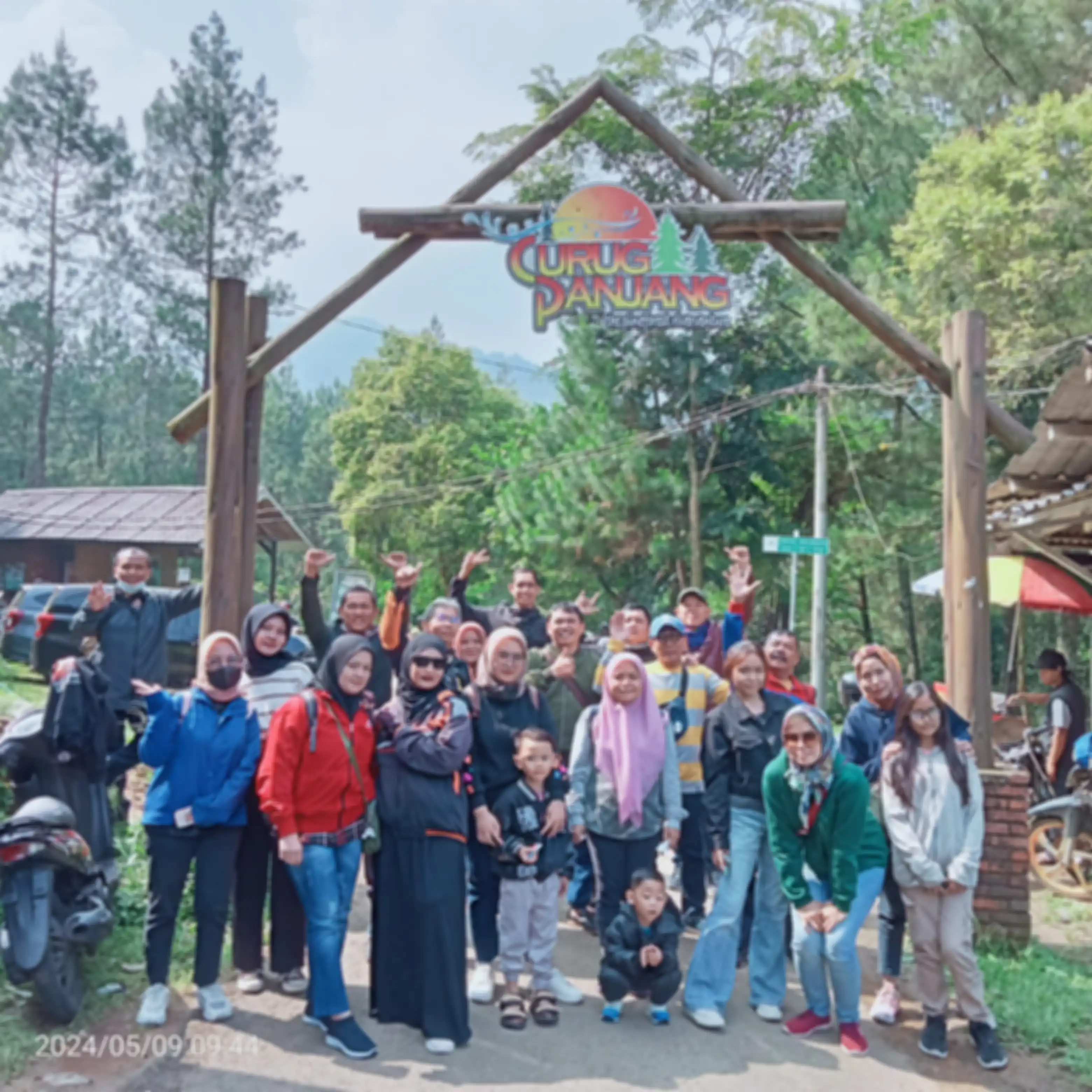 Foto bersama-sama di gerbang Curug Panjang
