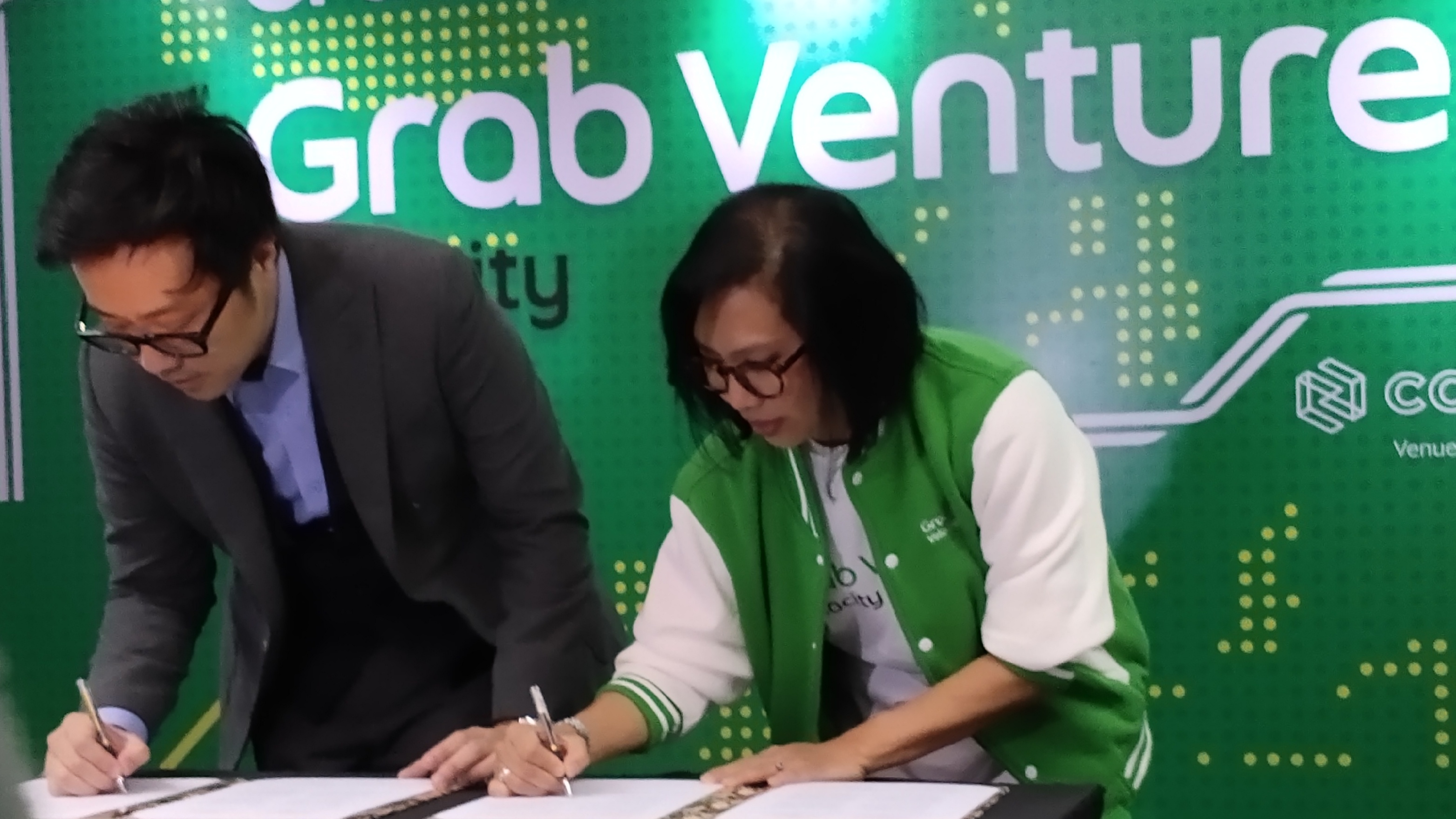 Proses penandatanganan MOU kerjasama antara BRI Ventures dan Grab Indonesia.