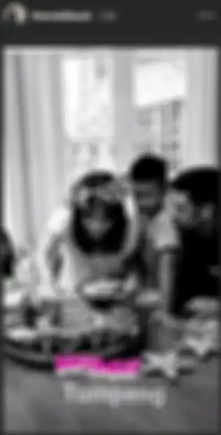 Dian Satro merayakan ulang taun ke-38 bersama suami dan anaknya sambil menikmati tumpeng 