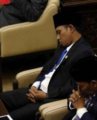 Foto Lora Fadil Tertidur