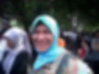 Artis serba bisa Dorce Gamalama dikenal ramah kepada siapa saja. Dia tak pernah menampik untuk melayani permintaan foto bareng fans.
