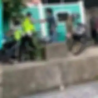 Foto anggota TNI bogem 2 polisi lalu lintas di Ambon akhirnya tersebar luas di media sosial. Ternyata penyebabnya masalah sepele ini.