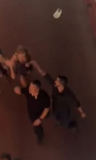 Taylor Swift dilempar barang oleh penggemar