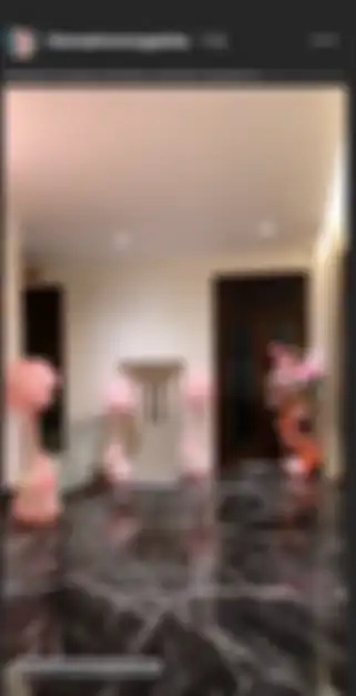 Lantai marmer di rumah Momo Geisha
