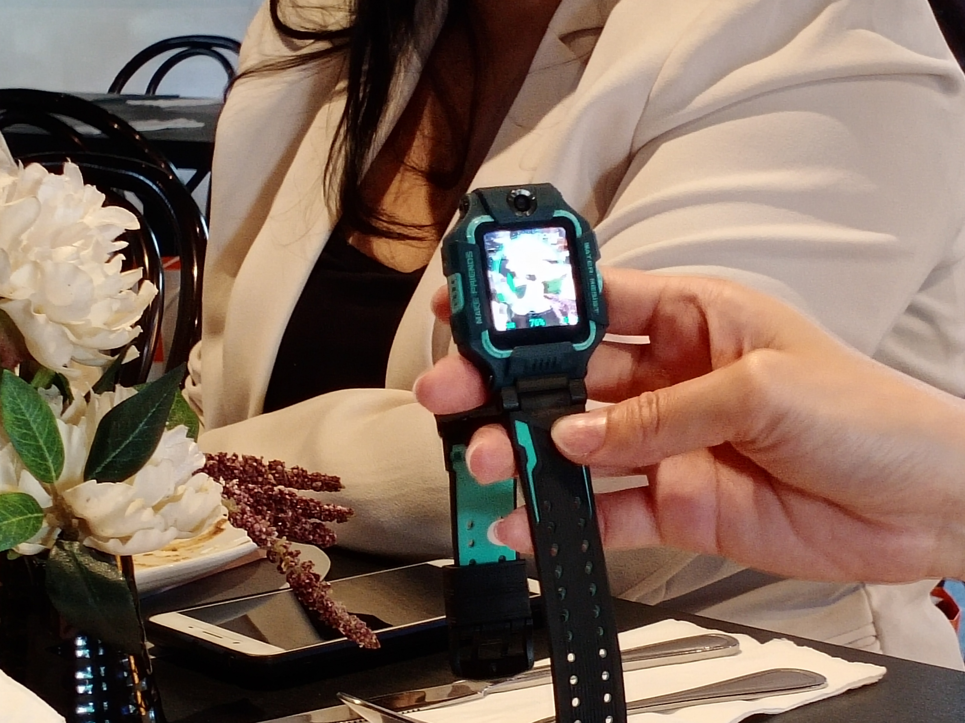 imoo Watch Phone Z6 yang sedang menggunakan fitur alat pengenalan
