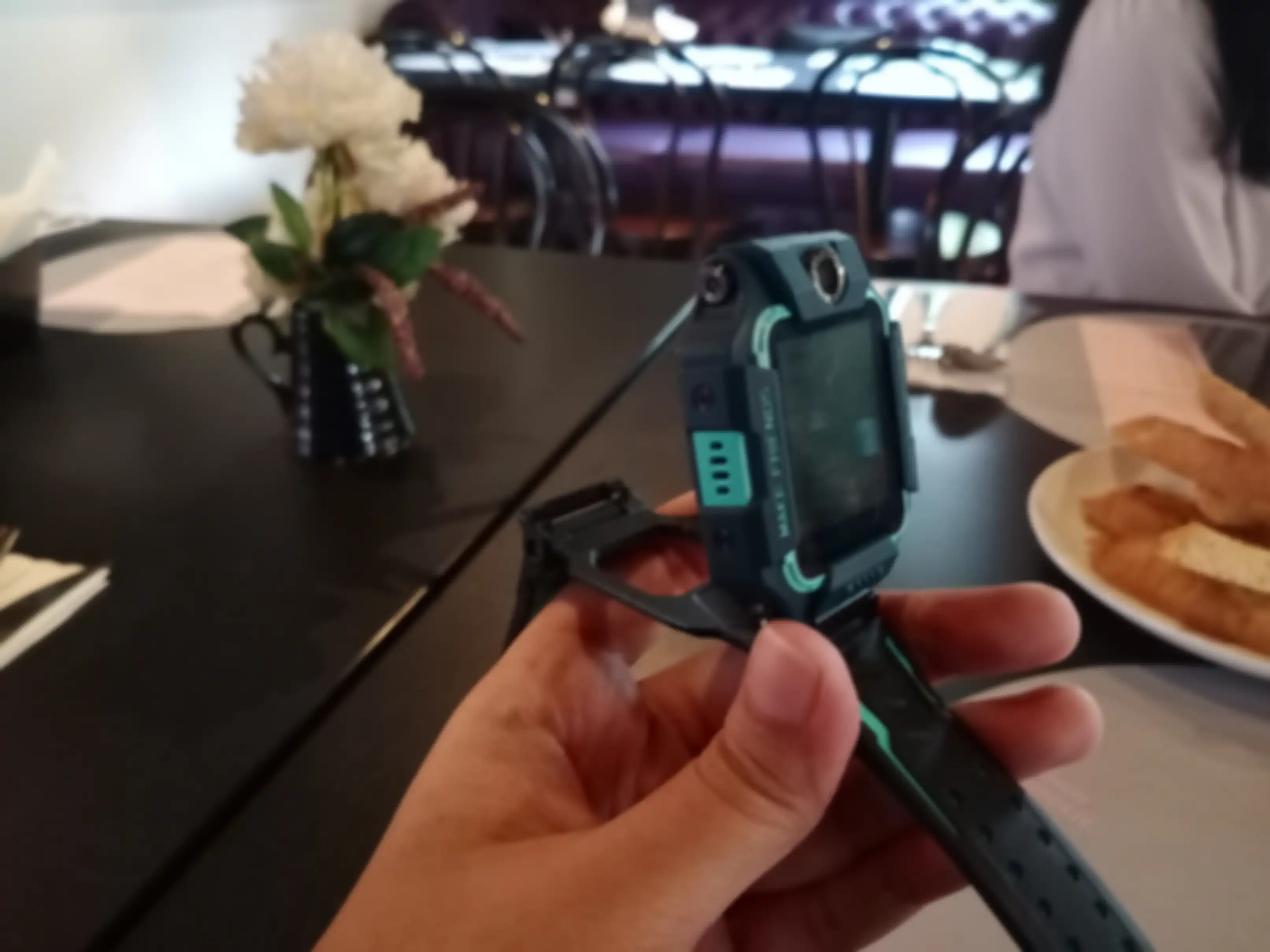 imoo Watch Phone Z6 ketika layar di flip.
