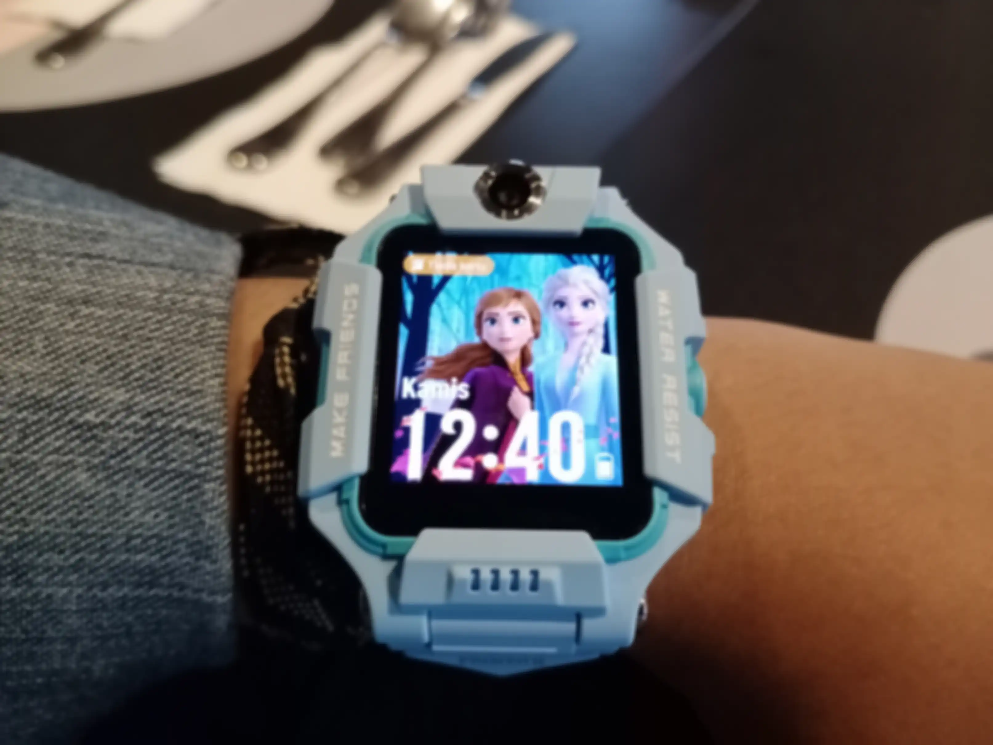 imoo Watch Phone versi Frozen Limited Edition.