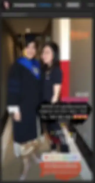 Kahiyang Ayu pakai kebaya dan kain lilit saat wisuda