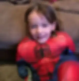 Edie sangat menyukai spider-man