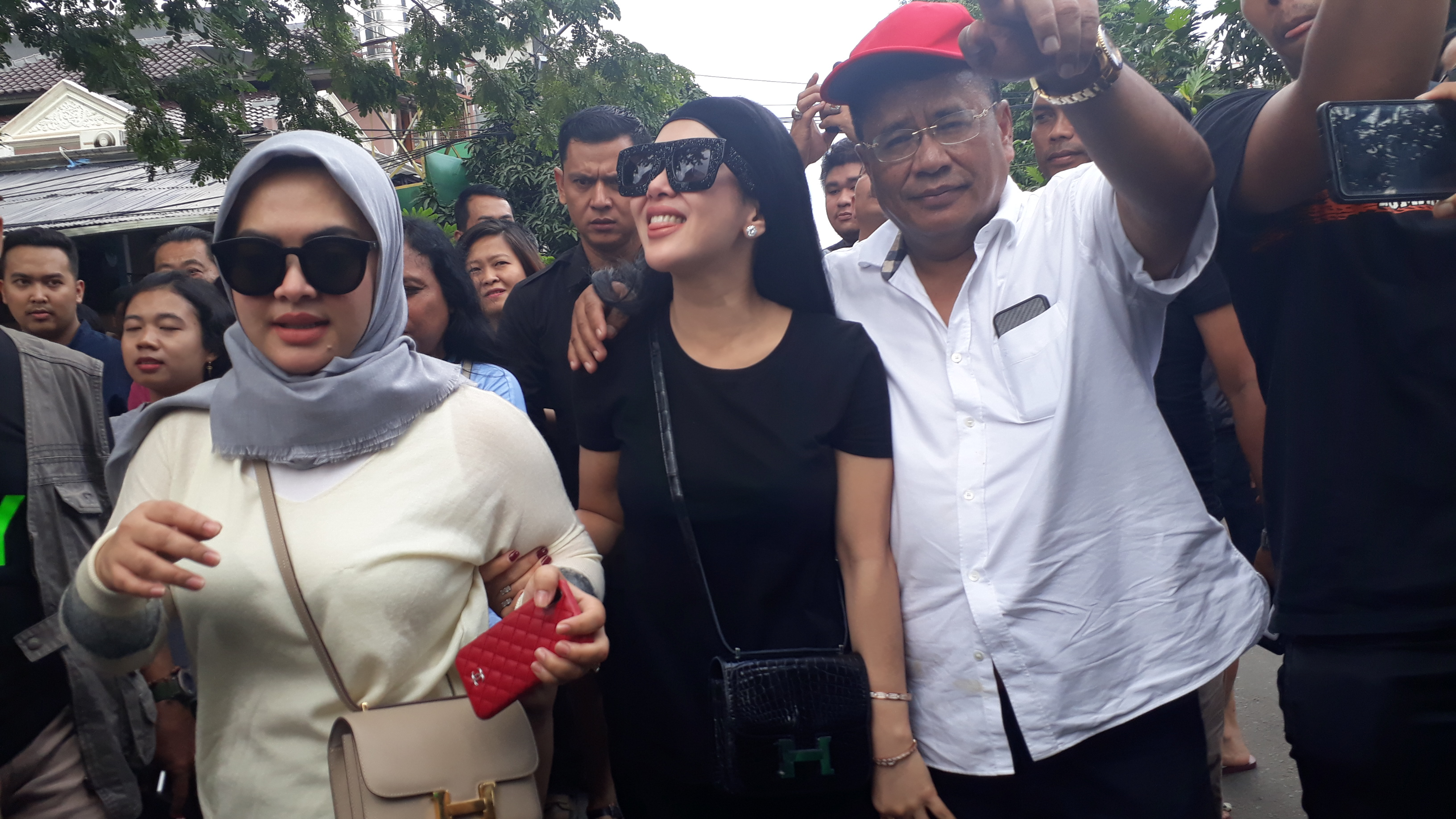 Syahrini temui Hotman Paris di Kopi Jhony Kelapa Gading