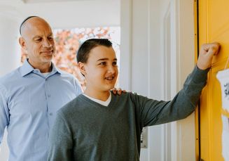 10 Etika Bertamu ke Rumah Teman Saat Perayaan Tahun Baru Imlek 2026