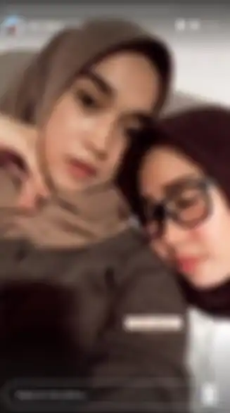 Unggahan Ririe Fairus yang berfoto dengan Adik Ayus di tengah isu pernikahan Ayus dan Nissa Sabyan