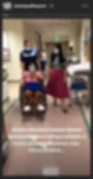 Annisa Pohan dan Susilo Bambang Yudhoyono mendampingi Ani Yudhoyono saat keluar kamar