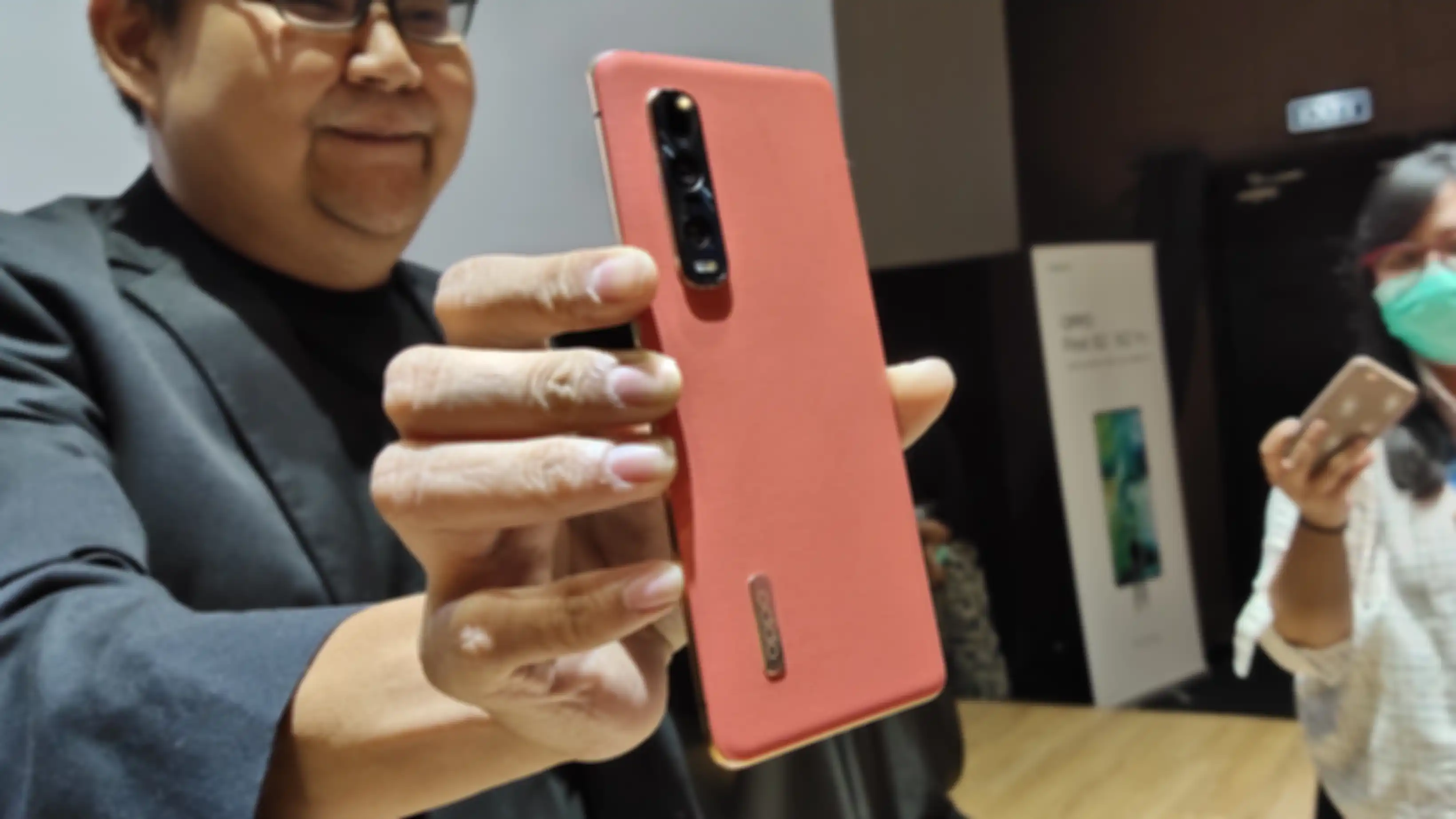 Tampilan bodi belakang Oppo Find X2 Pro.