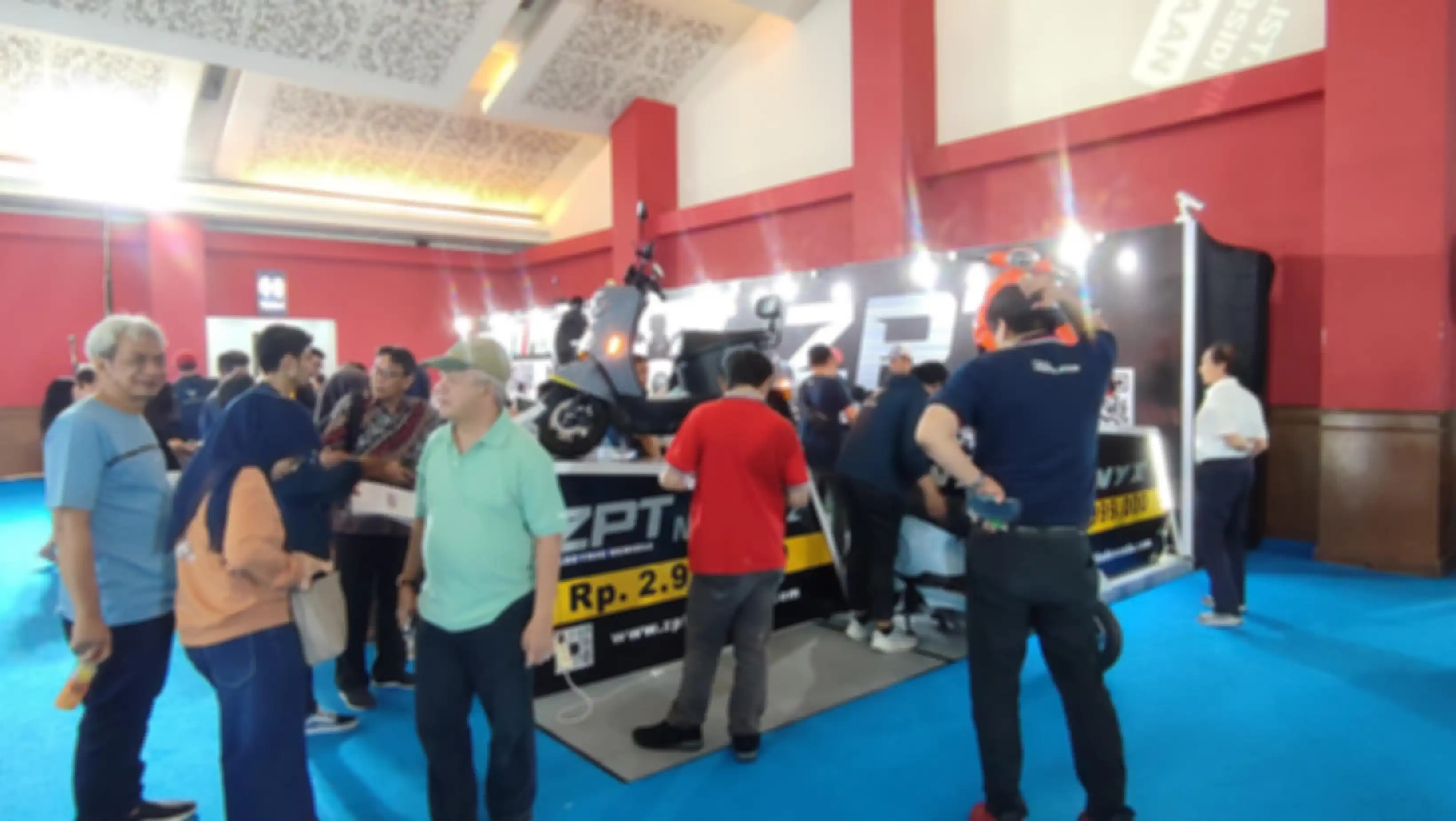 Banyak pengunjung PEVS 2024 tertarik dengan harga motor listrik ZPT Nimbuzz.