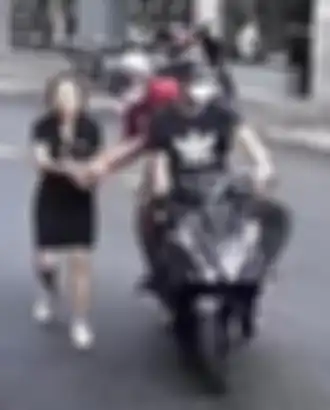 Pelaku jambret di Vietnam pakai motor matic Honda Vario 160 saat beraksi.