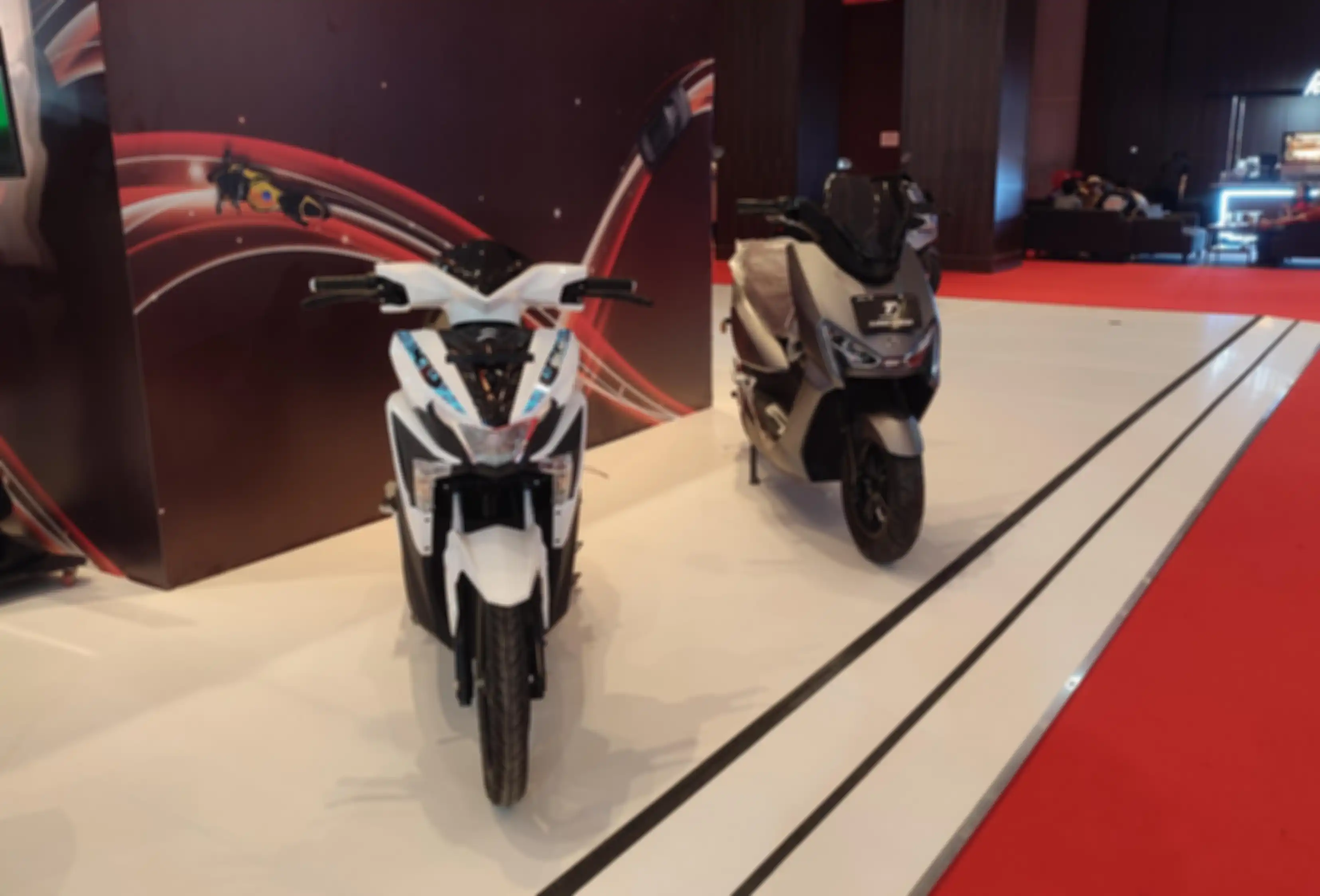 Motor listrik Selis dan United dilelang di IIMS 2024.