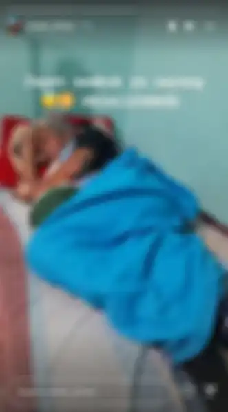 Kiwil sakit terbaring lemas di atas kasur