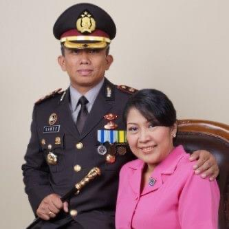 Warisi Kecantikan Istri Ferdy Sambo, Begini Potret Putri Jenderal Termuda Polri. Foto wajah Kadiv Propam Polri Irjen Ferdy Sambo sempat dilecehkan Birgadir Yosua beredar. Dia ngotot bangun sekolah di pelosok desa.