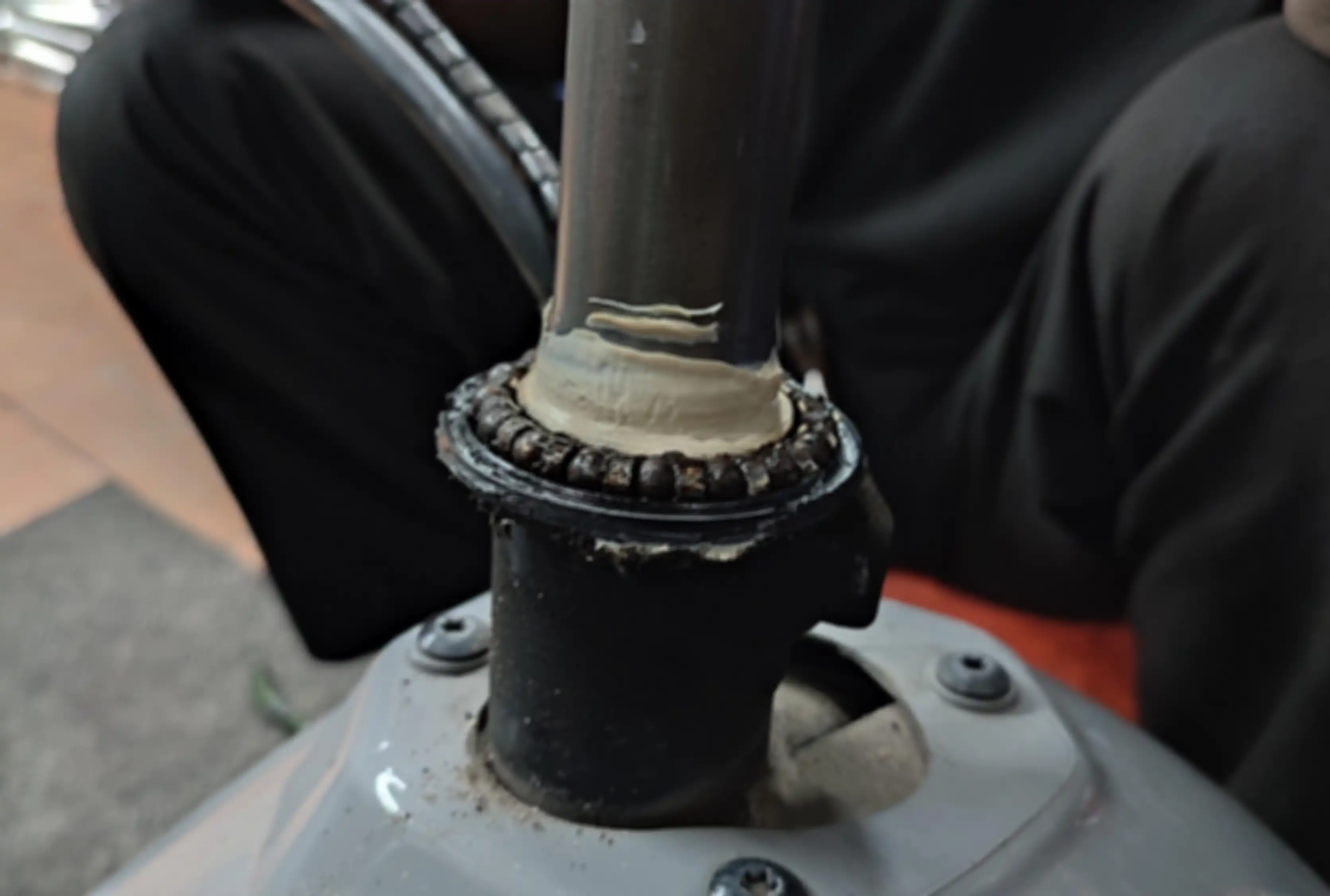 Komstir Vespa matic rusak dan karat seiring pemakaian.