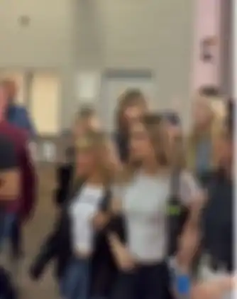 Taylor Swift keluar stadion bareng Sophie dan Sabrina