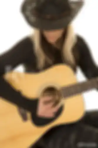 Ilustrasi bermain gitar. Apakah itu tempo lagu? Yuk ketahui pengertian, macam, dan contoh penggunaan tempo pada lagu. 